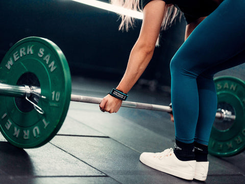 Pregnant weightlifter using Versa Gripps to weightlift safely